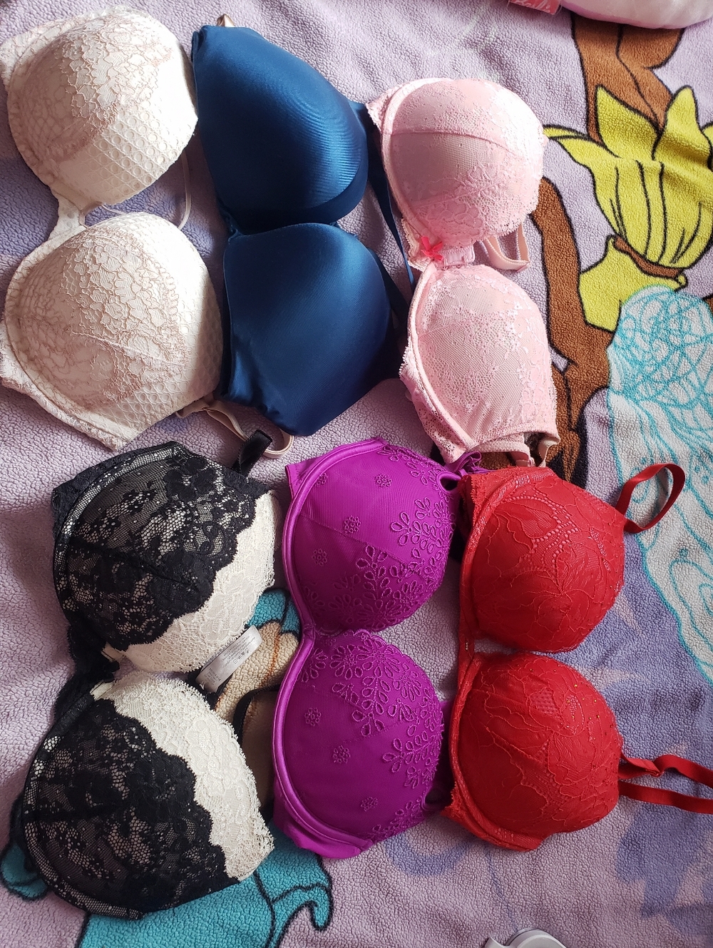 6 Victoria's Secret Bras 34d
